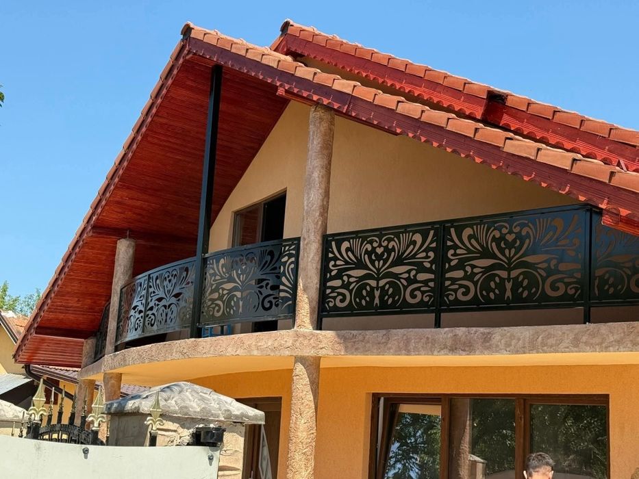 Porți, panouri de gard, balustrade din fier forjat și tablă decupată.