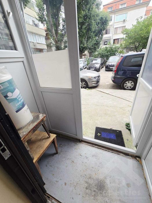 Гараж/студио в сграда до Градска болница, Варна