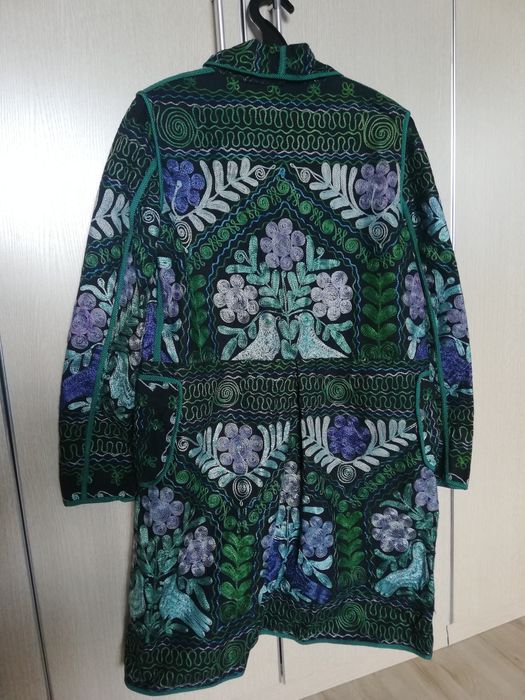Расшитое узорами пальто/плащ