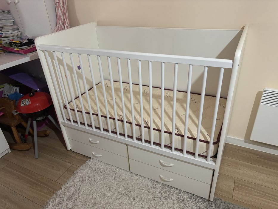 Детска кошара със скрин и повиеалник. Произведена в България