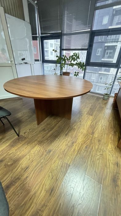 Продается переговорный круглый стол, стелаж, доска