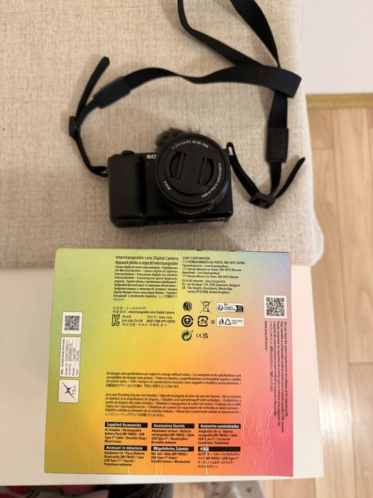 Sony ZV-E10 + obiectiv 16-50mm + card 128GB – stare excelentă