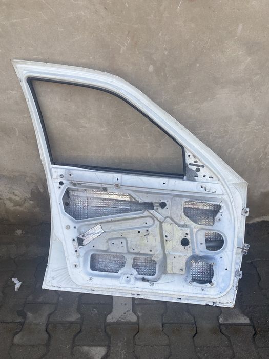 продам левый передний дверь от лада приоры!!!