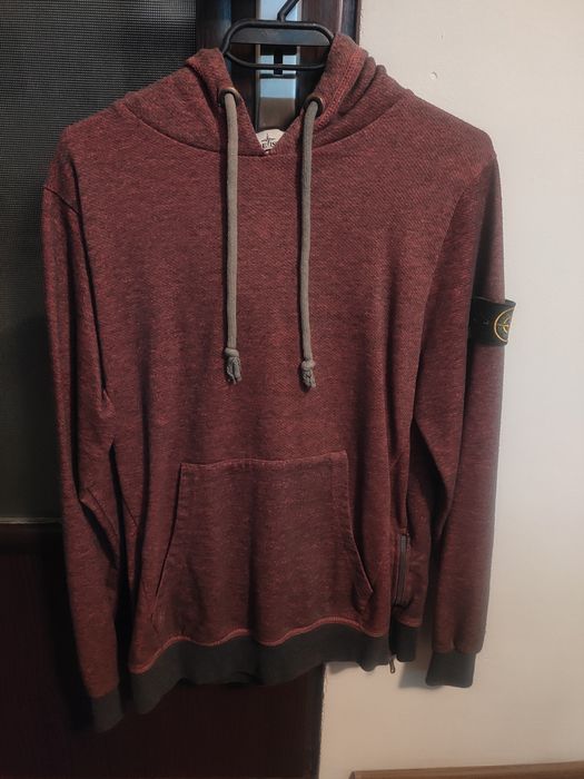 Тъмно червен суичър