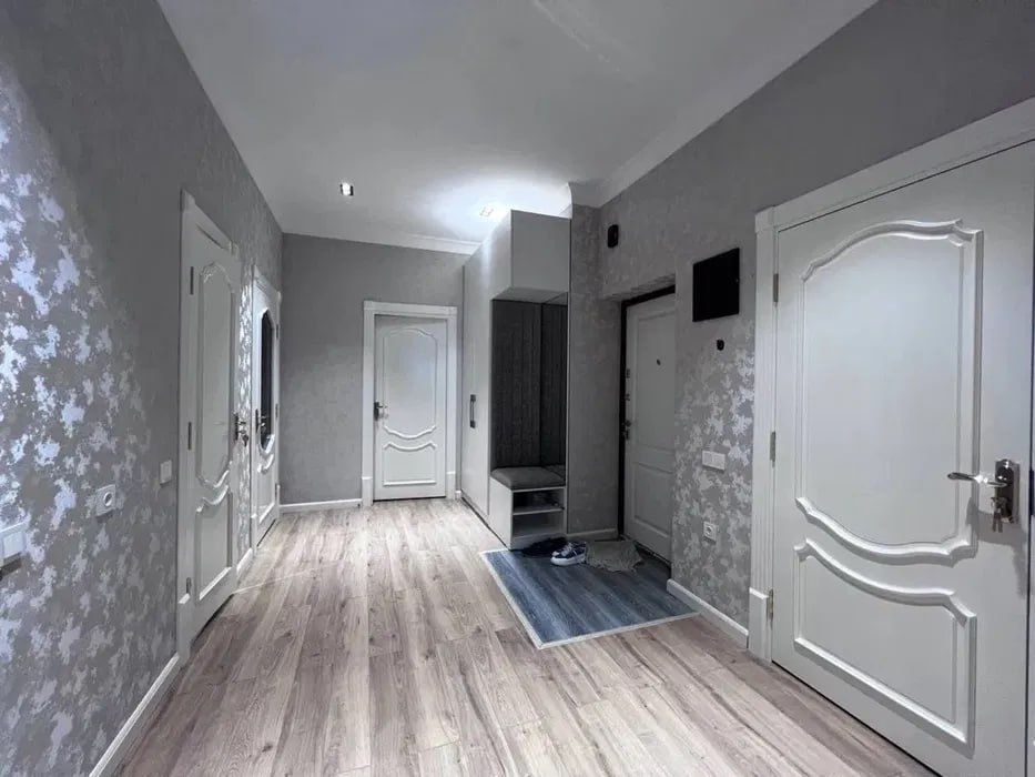 М.Ойбек!Сдается в аренду 3-х комнатная новая квартира