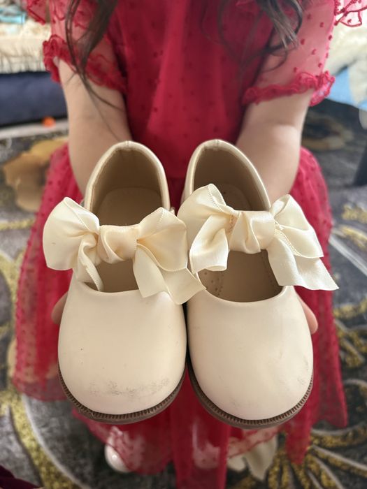 Продам для девочки платья и туфли