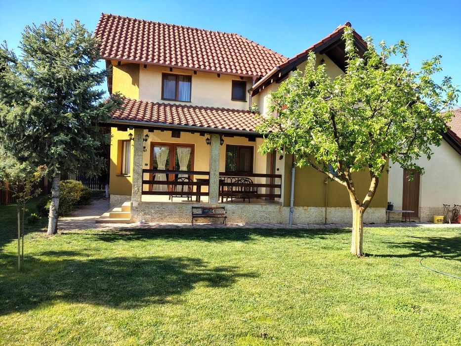 Închiriez casă  cu trei dormitoare, living, bucătărie,