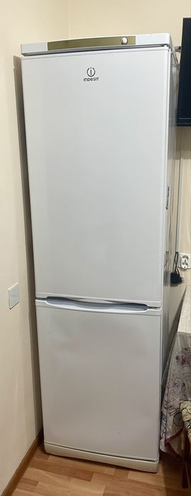 Двухкамерный холодильник Indesit, ES 18A, б/у, белый