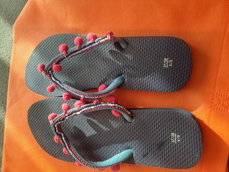 Нови летни джапанки с помпони