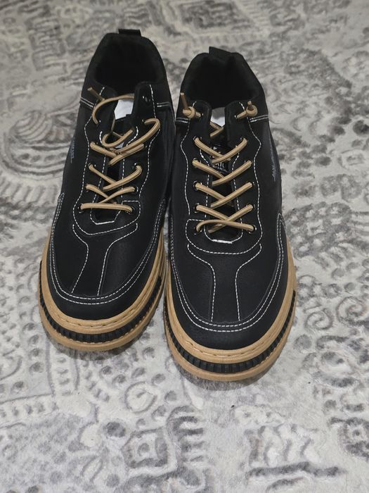 Спортивные кроссовки