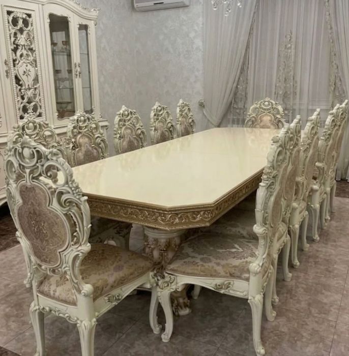 Продам стол со стульями.