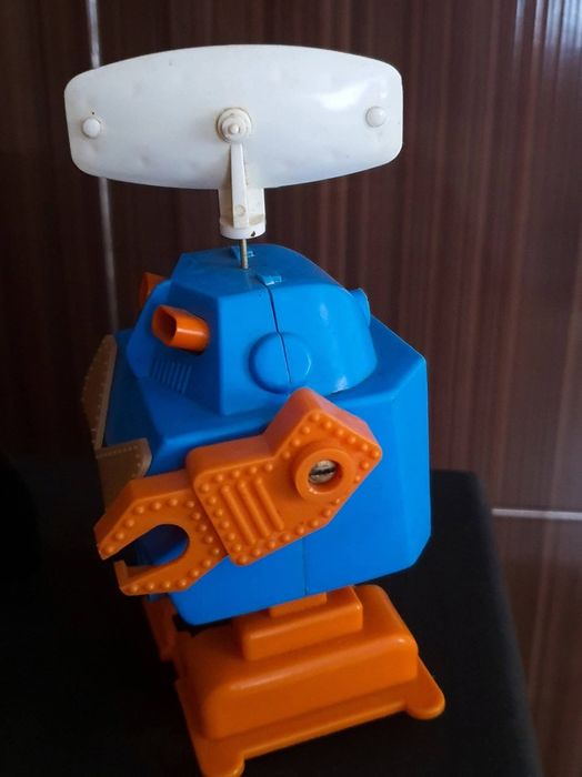 Винтидж механична играчка робот, произведена в  (СССР) през 70 те год.