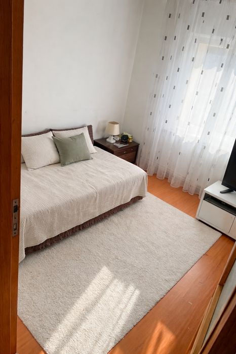 Vând apartament 4 camere 2 bai cartierul Noua