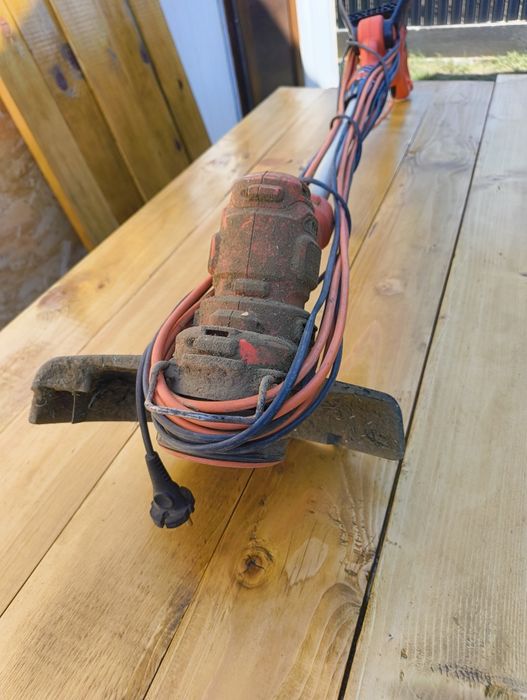 Trimmer de tuns gazon/iarba electric Black & Decker BESTA525, putere 450 W