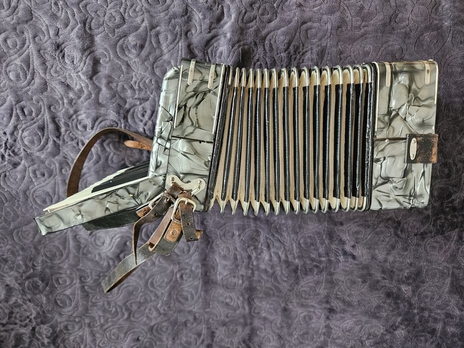 Vând/schimb acordeon Hohner Student III