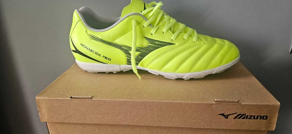 MIZUNO Футболни обувки (стоножки) за изкуствена трева, модел Monarcida Neo