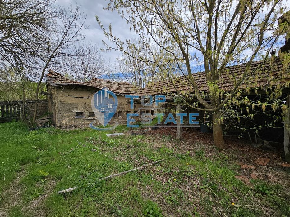 Голям парцел със стара къща в с. Драгомирово