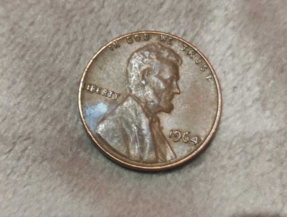 Бумажные купюры. Монеты разного номинала