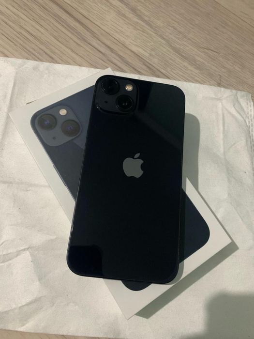 Продам смартфон iPhone 13.