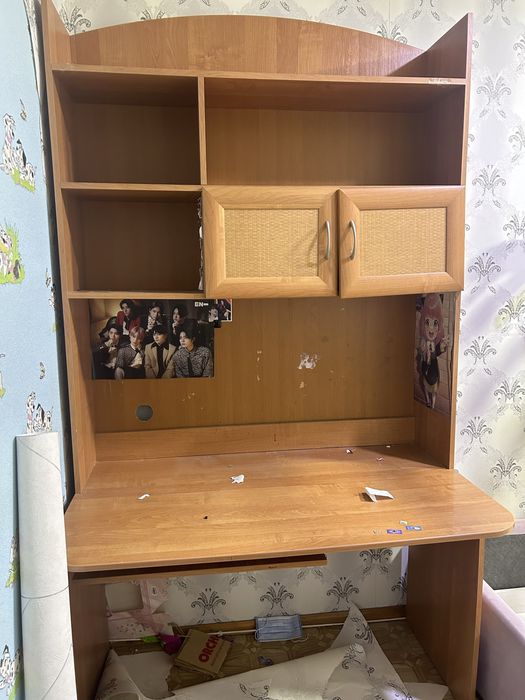 Рабочий стол с полками