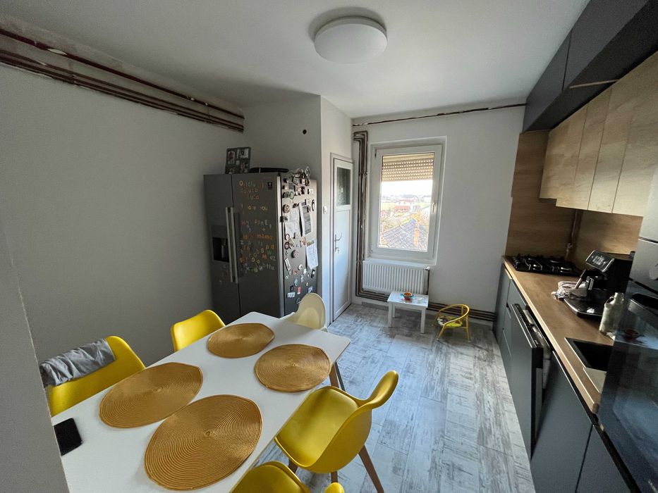 Apartament cu 3 camere, 2 băi, 66 mp + 4 mp balcon, decomandat, etaj 2/4