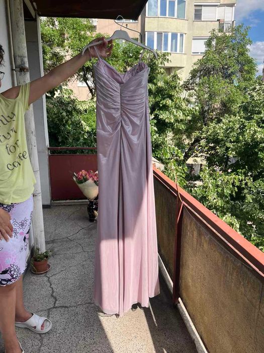 Абитуриентска официална дълга рокля в цвят пудра