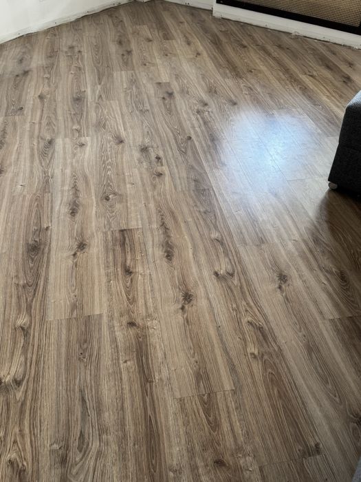 Ламинат  хороший, без дефектов