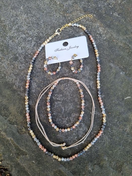 Комплект колие, гривна и обеци.