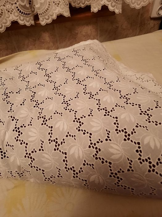 Fata de perna alba din bumbac cu broderie sparta.