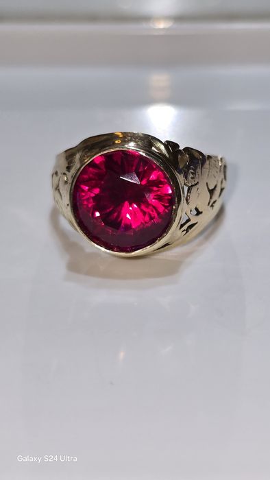 Златен мъжки пръстен с рубин