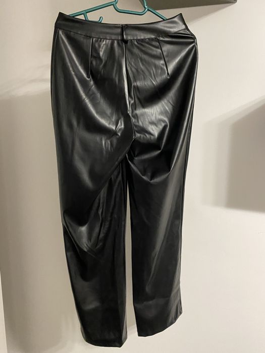 Pantaloni de piele