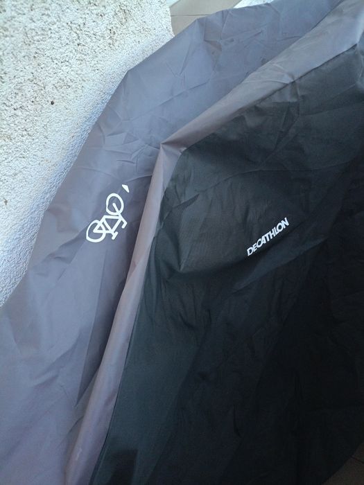 Vand husa de protecție pentru bicicleta,produs de calitate superioara.