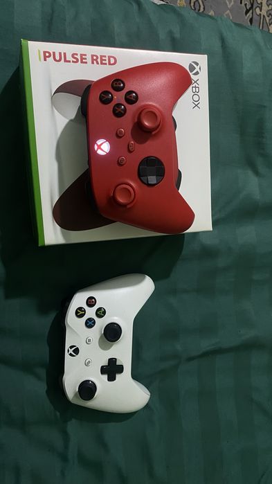 Xbox One S 512 GB + 2 геймпада + игры