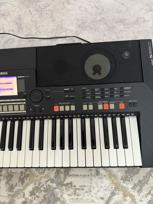 Продам Yamaha psr s 550