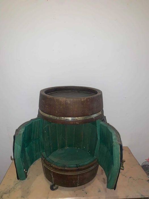 Bar cu rotile prelucrat din butoi de lemn