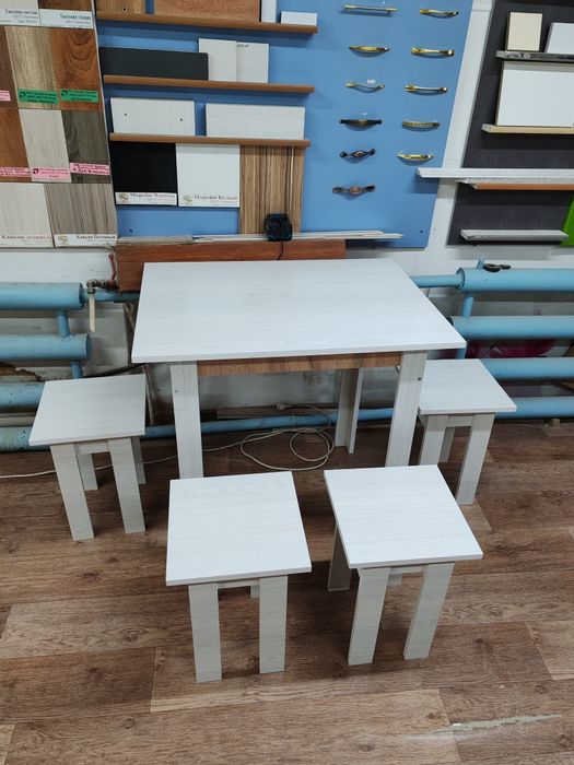 Продам стол кухонный и табуретки. Новый