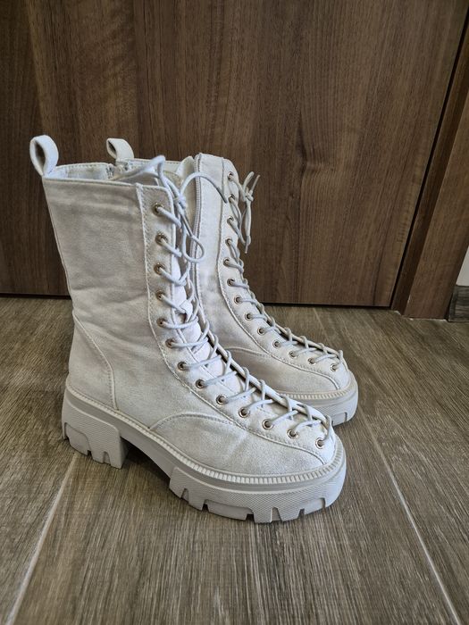 Бежови Боти велур