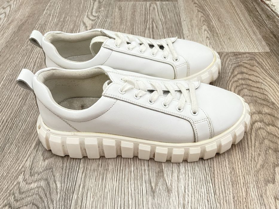 Продам женские кеды белые