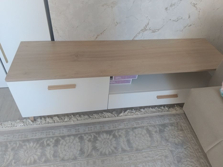 Продам тумбу под телевизор.
