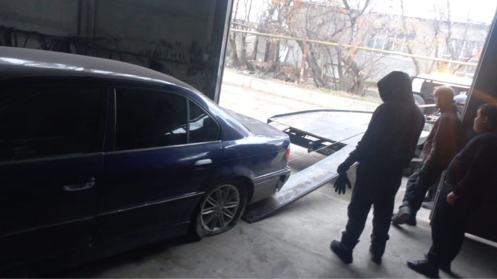 В разборе BMW E38 v8 4 литра запчасти