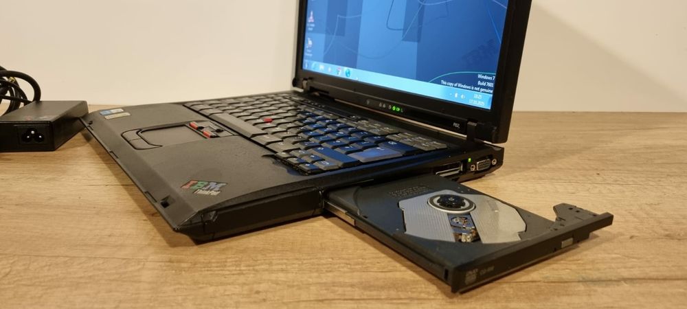 Laptop vechi de colecție IBM R 52