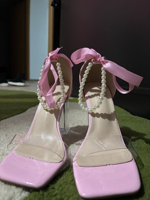 Vand pantofi nepurtati!