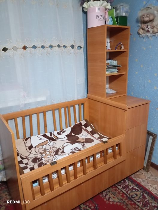 продается детская кроватка со шкафчиками