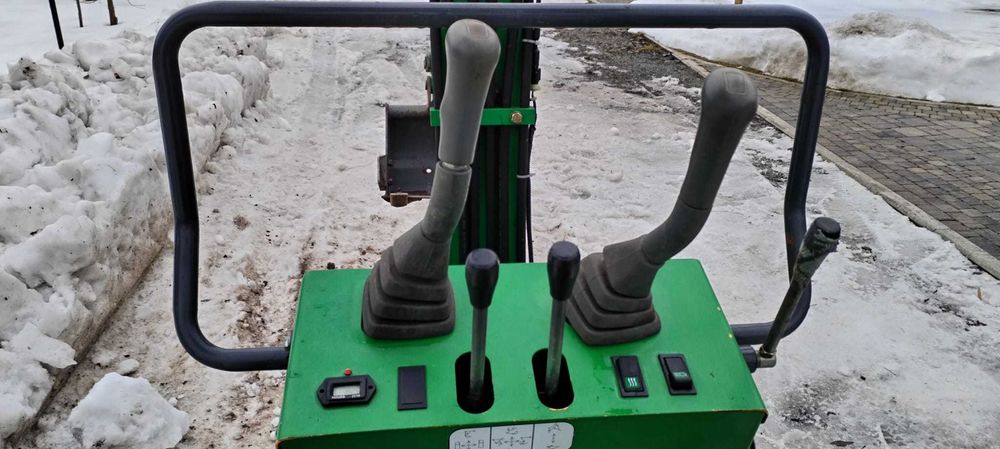 Mini excavator Attack de uz personal