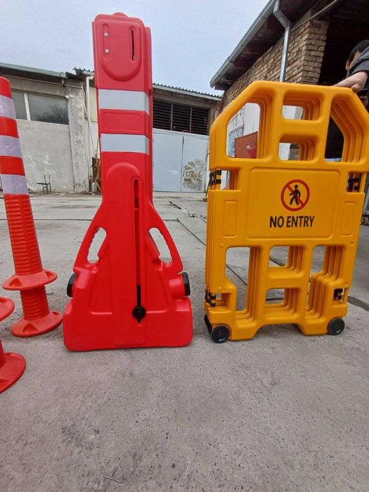 ОСТОРОЖНО — МОКРЫЙ ПОЛ  CAUTION  столбик дарожни занк