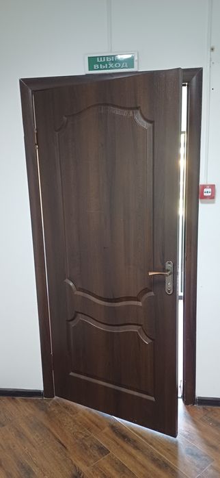 Продам межкомнатный дверь ламинат