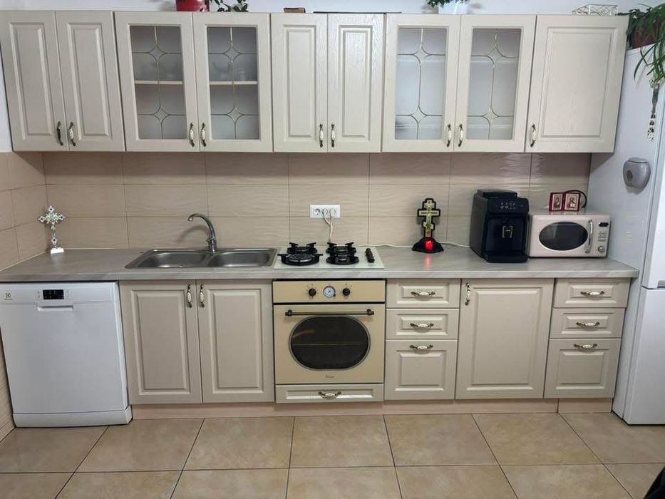 Vând următoarele : Mobila de bucătărie ,2 fotolii ,și un covor + covoraș ,0748538691