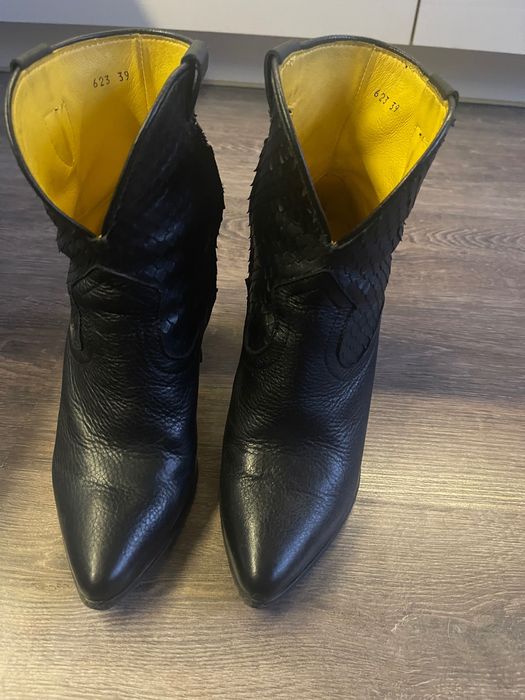 Продавам дамски боти от естествена кожа