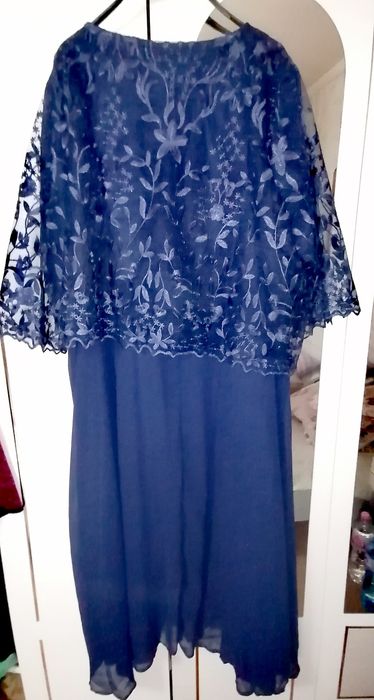 Продавам чисто нова официална рокля с дантела