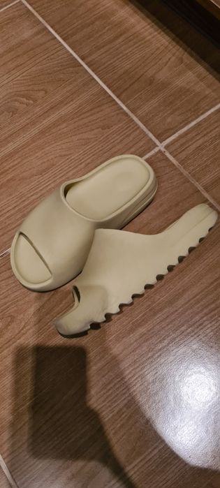 Продам сандалии,  сланцы.